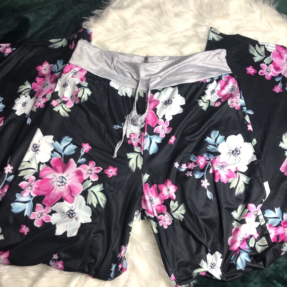 Pants - 💥$5💥Black Floral XXL Lounge Pants Pants - 💥$5💥Black Floral XXL Lounge Pants